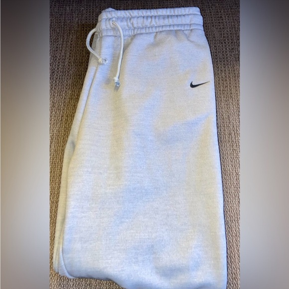 Nike Women’s Super Cozy Gray Lined Jogger Sweatpants - Picture 5 of 7